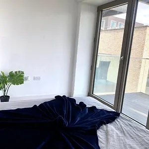 https://md-apartments-stunning-2-bedroom-2-bath-apartment-royal-docks.cambridgehotelsuk.com