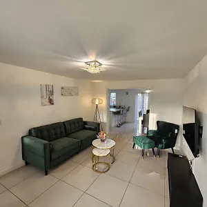 https://family-friendly-modern-3bd-house.yorkshirehotels.net